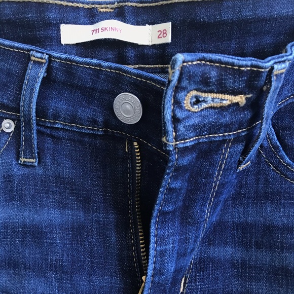 LIKE NEW Levi’s 711 Skinny Ripped Jeans - Picture 5 of 8